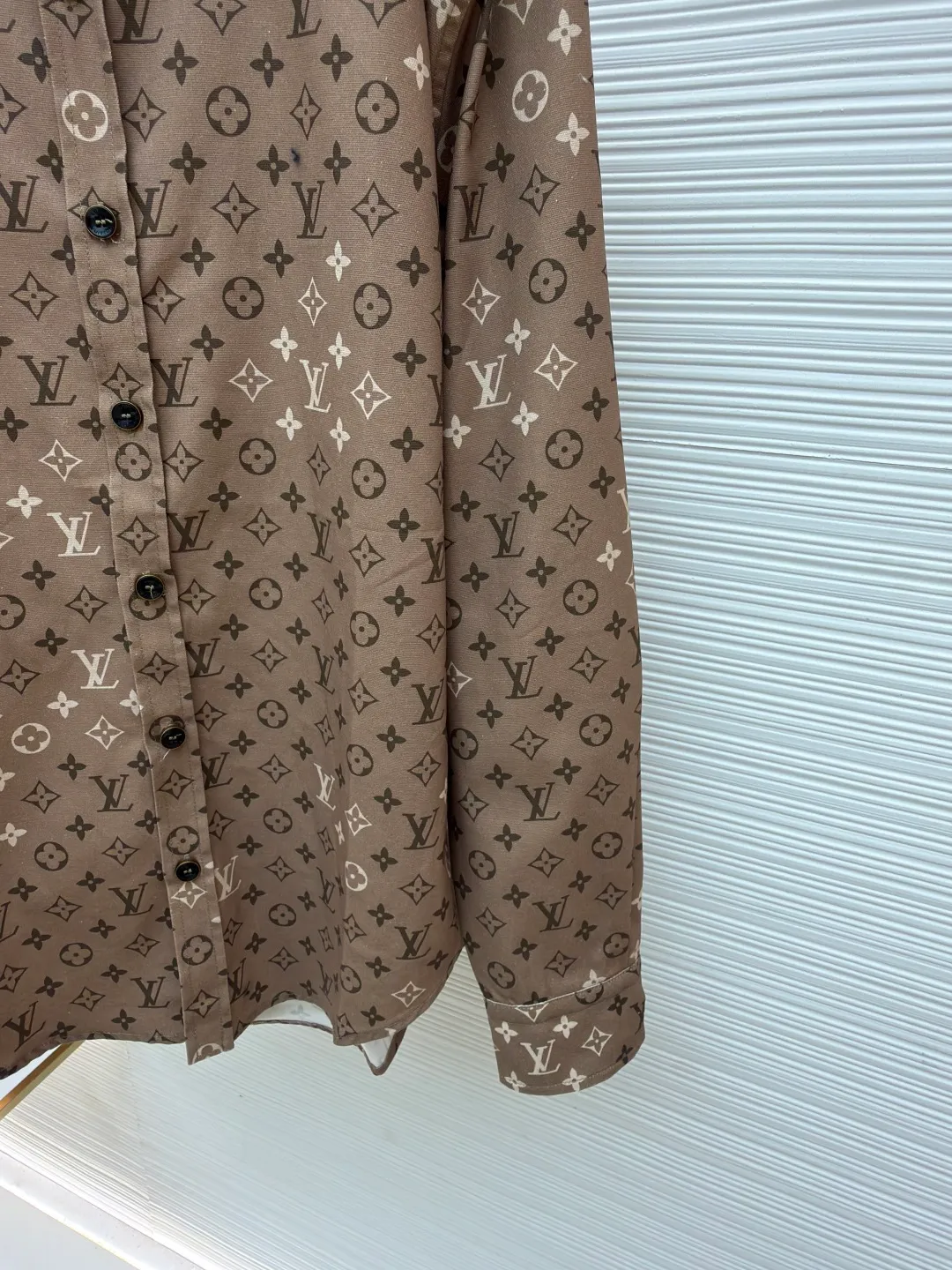 LOUIS VUITTON gradient printed lapel long-sleeved shirt ●Item number: 1681201-A85 ●Material: cotton fabric ●Technology: printing production ●Color: brown ●Version: fitted version ●Weight: about 435 grams ●Size: S-M-L-XL ●Description: Customized YB twill cotton material, high-end texture, comfortable to wear, lapel shirt style, placket can be used as a jacket, the whole body is covered with four-leaf clover elements and letter patterns, full of old money feeling. The straight shoulder line and decent tailoring highlight the tall and neat figure, and the arc hem modifies the waist and shoulders, making it fashionable and fashionable. The overall wiring is straight and delicate, the fabric is comfortable and soft, and the color is consistent without color difference. It can be matched with the same style to create a fashionable look and control various occasions. Customized accessories, complete with three standards, same style for men and women!